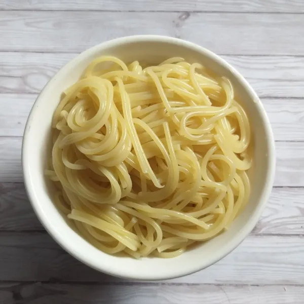Panaskan air untuk merebus, kemudian rebus spaghetti hingga masak, tiriskan.