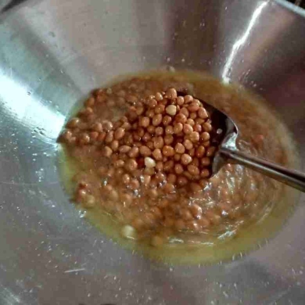Panaskan minyak terlebih dahulu, kemudian goreng kacang tanah dengan api sedang cenderung kecil hingga matang, lalu tiriskan.