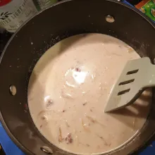 Masukkan susu, keju, secukupnya lada, bawang putih bubuk dan bumbu Indomie.
