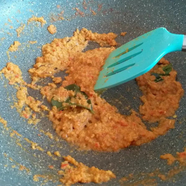 Tumis bumbu halus dan daun jeruk hingga bumbu matang lalu bubuhi gula aren dan sea salt, aduk rata.