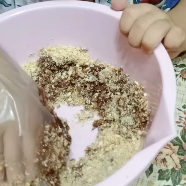 Tambahkan susu kental manis coklat/putih sesuai selera.