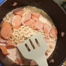 Masukkan sosis dan Indomie yang sudah di rebus. Masak sebentar lalu sajikan.