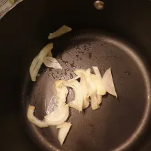 Tumis bawang bombay.