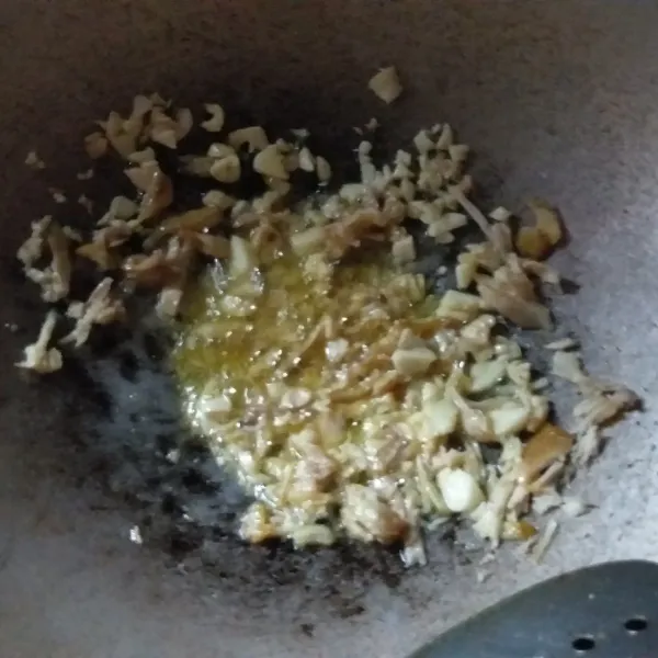Panaskan mentega, kemudian tumis bawang putih hingga harum. Setelah itu masukan ayam tumis sebentar. Larutkan susu full cream dengan air, kemudian masukan ke dalam wajan, tunggu hingga panas.