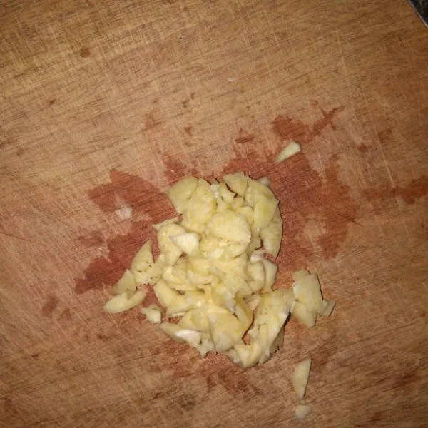 Bawang putih di iris halus/cincang.