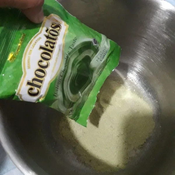 Masukan 2 sachet matcha instan (disini saya menggunakan chocolatos) ke dalam wadah.