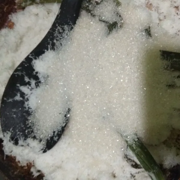 masak kelapa,daun pandan,air dan garam.aduk rata kemudian tambahkan gula pasir.aduk terus sampai kering.matikan api.sisihkan
