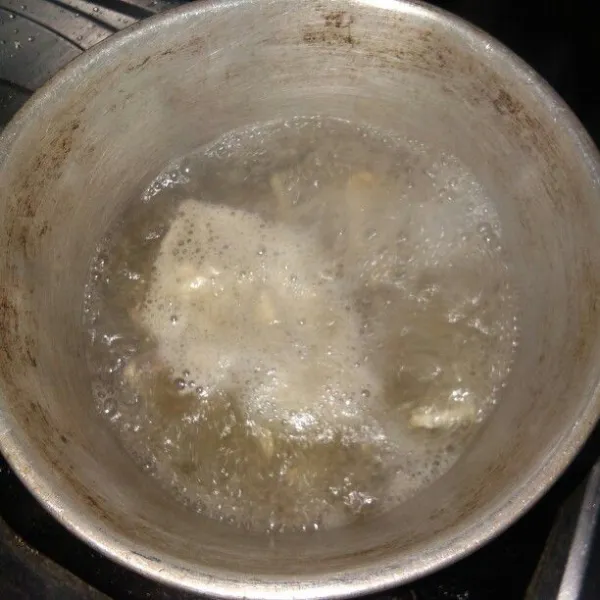 Setelah air mendidih masukan bawang putih
