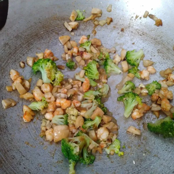 Masukkan brokoli. Aduk dan beri garam, kaldu jamur, dan saus teriyaki. Aduk rata, tes rasa.