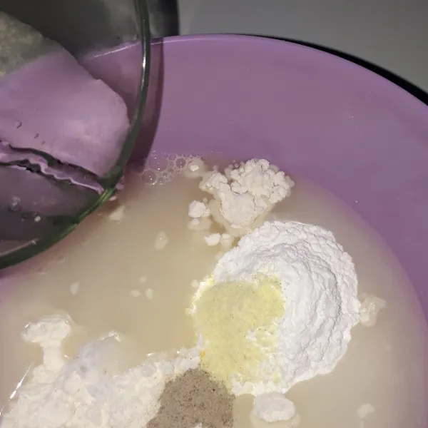 Campurkan tepung terigu, tepung beras, garam, kaldu bubuk, dan lada bubuk ke dalam mangkuk. Tambahkan air dingin lalu aduk sampai rata