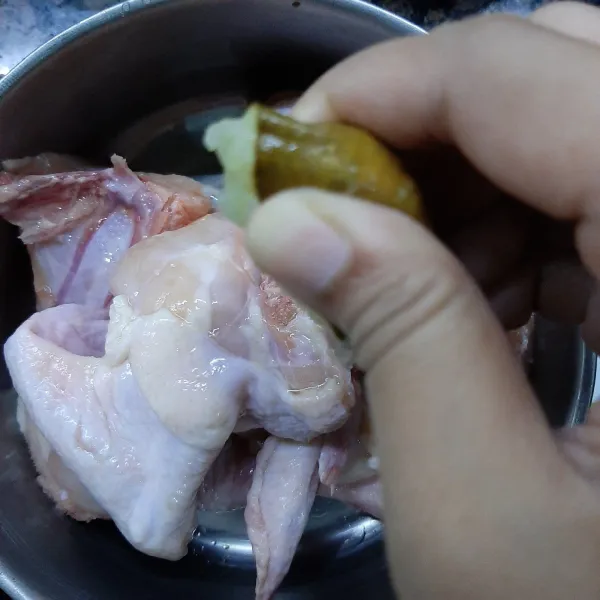 Lumuri ayam dengan air jeruk nipis, diamkan sesaat, lalu bilas kembali