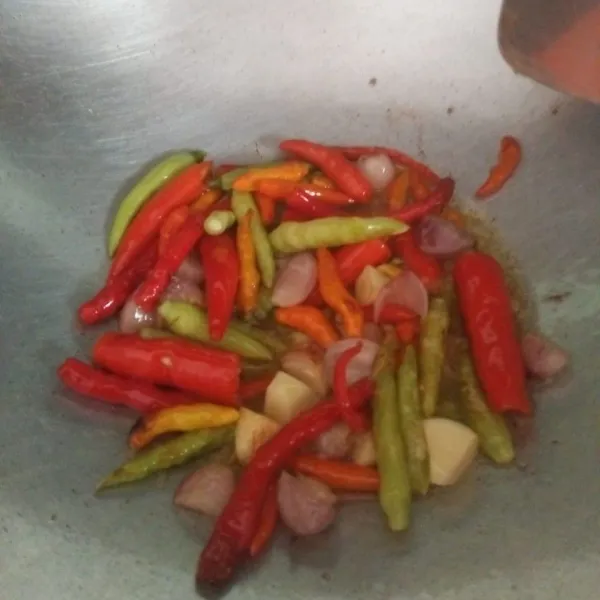 Goreng bahan sambel sampe matang.