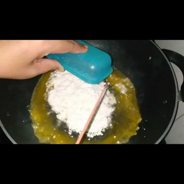 Masukkan tepung aduk cepat sampai adonan tercampur rata dan kalis.