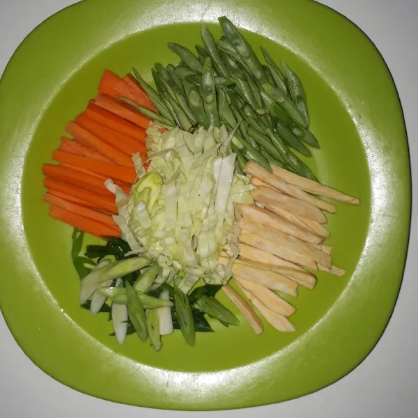 Cuci bersih dan potong memanjang semua bahan sayur