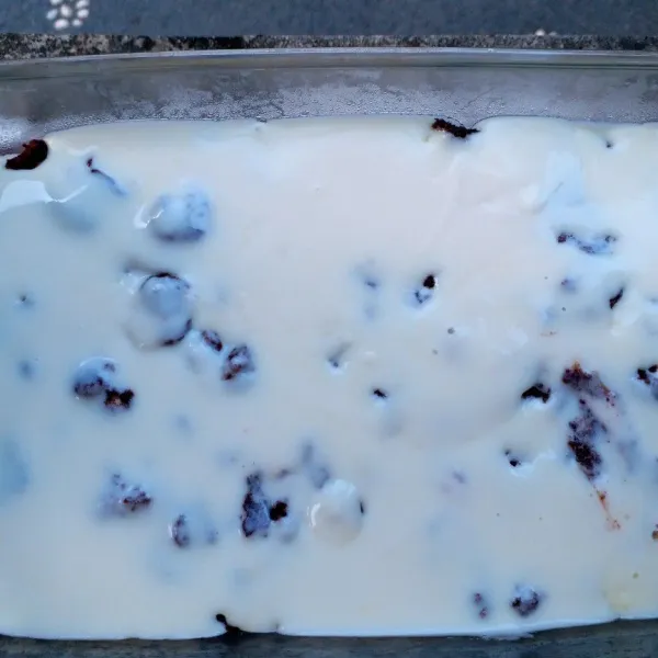 Tuang vla keju diatas sofe cake tadi.