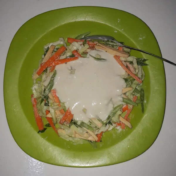 Tuangkan adonan tepung ke dalam campuran sayur. Aduk sampai rata