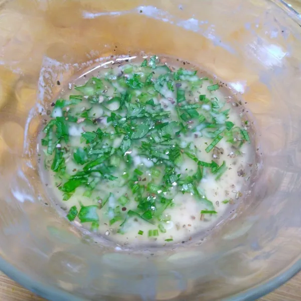 Dalam mangkuk masukkan putih telur, terigu, garam, kaldu jamur, oregano flakes, dan daun cilantro. Aduk rata