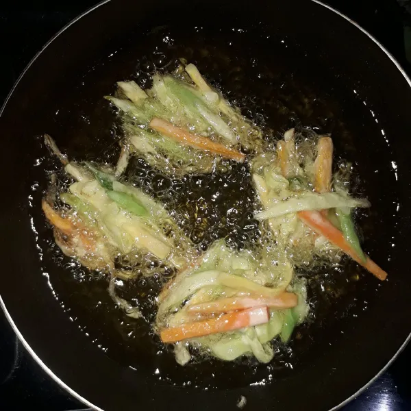 Panaskan minyak. Cetak adonan menggunakan sendok sayur. Goreng adonan dengan api sedang. Ketika sisi bawah mulai matang, balik dan goreng sampai kedua sisi matang sempurna. Angkat dan tiriskan