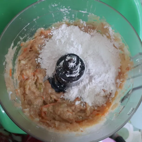 Setelah itu masukan tapioka, gula, garam, kaldu bubuk dan lada aduk aduk hingga adonan merata sempurna.