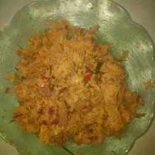 Setelah bumbu halus, campurkan kulit sapi, kelapa, dan daging.