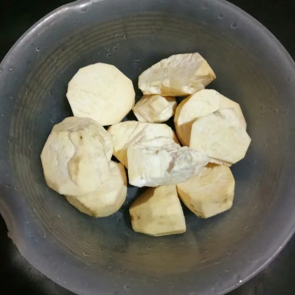 Kupas ubi, potong-potong sesuai selera lalu cuci dan bilas hingga bersih.