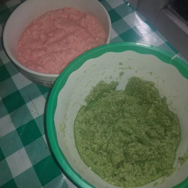 Campur parutan singkong dengan gula pasir, sejumput garam, agar-agar, dan santan, bagi jadi 2 bagian lalu beri pewarna.