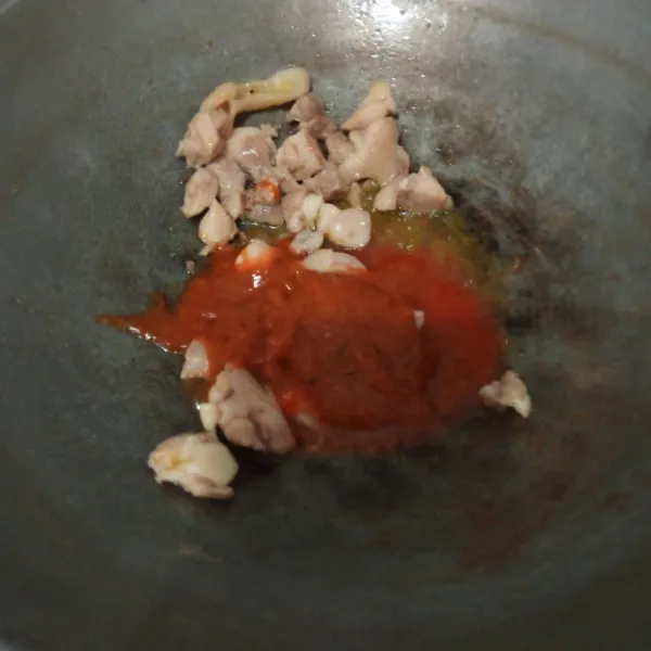 setelah ayam matang masukkan saus tomat dan saus barbeque