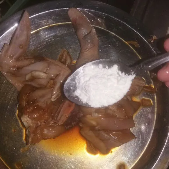 Setelah 15 menit balur dengan 1/2 sdm tepung maizena.