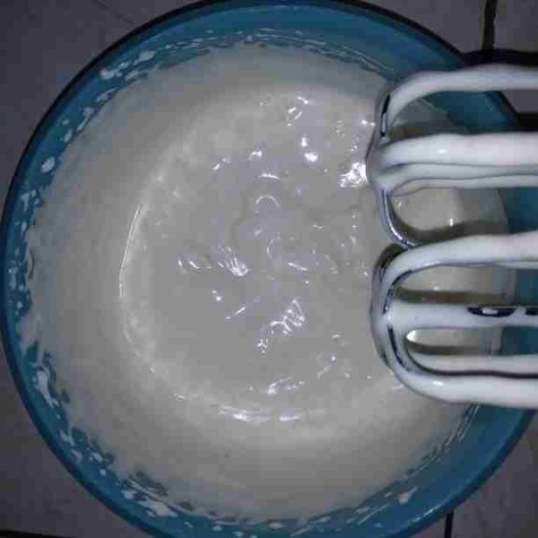 Mixer telur, gula pasir dan sp dengan kecepatan tinggi hingga mengembang.