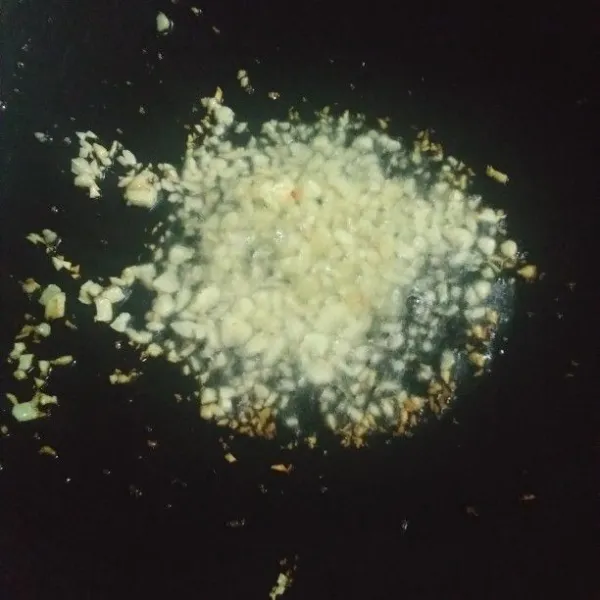 Panaskan minyak kemudian tumis bawang putih sampai harum
