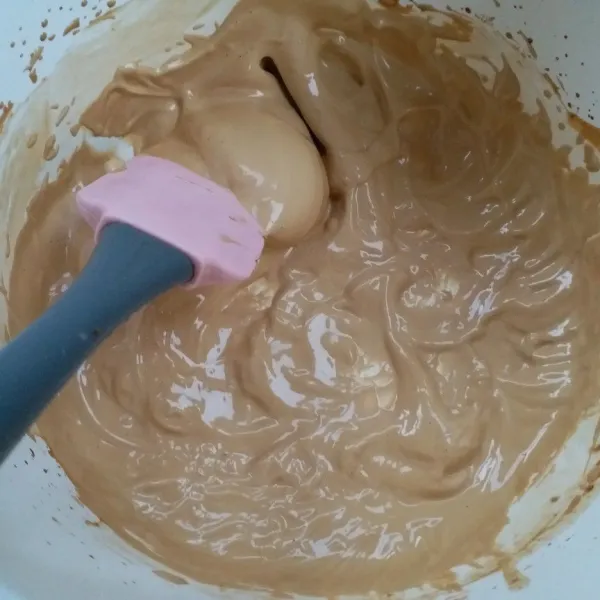 Kemudian mixer kira-kira 10 menit sampai warnanya pucat dan kental, gunakan speed tinggi.