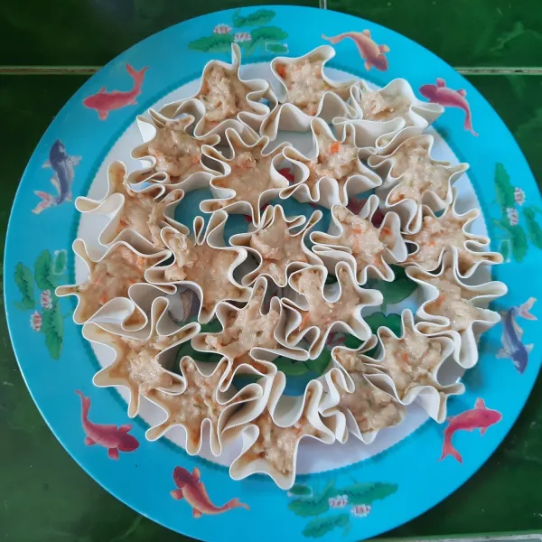 Siapkan kulit pangsit bentuk dimsum sesuai keinginan.