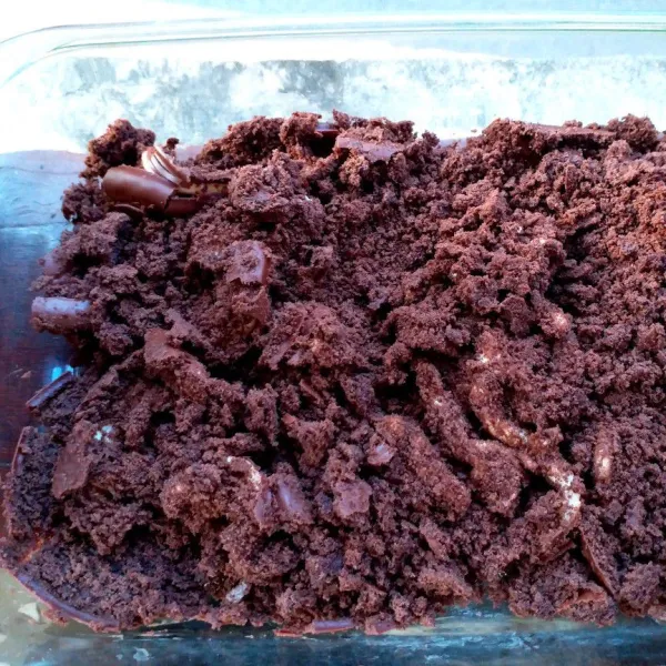 Siapkan box lalu hancurkan secukupnya soft cake dengan marshmallow lalu tata di dasar wadah/box.