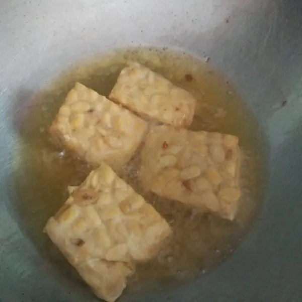 Potong tempe menjadi 4 bagian, goreng setengah matang, jangan sampe terlalu kering ya gorengnya.