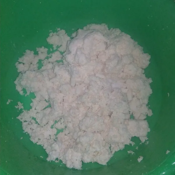 Singkong diparut lalu diperas sedikit airnya.