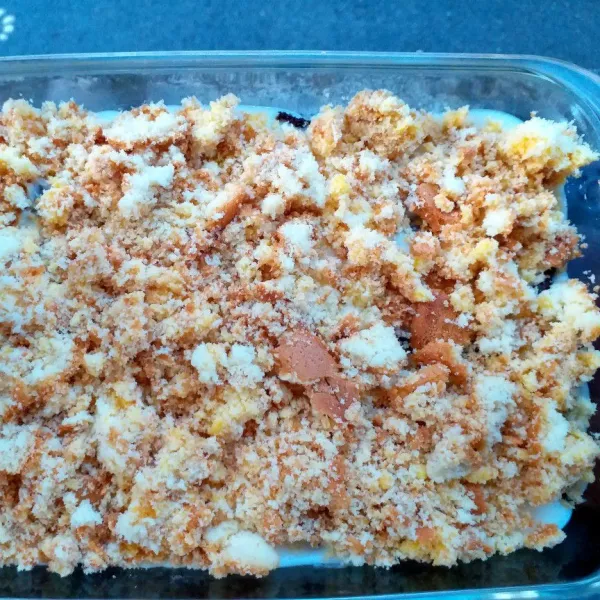 Lapisan ketiga hancurkan soft cup cake lalu tata diatas vla keju. Bisa ganti dengan biskuit, roti tawar, buah atau sesuai selera.