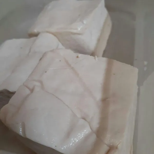 Siapkan tahu putih sebanyak 3 buah.