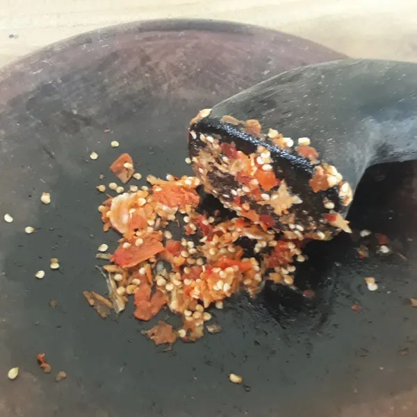 Ulek bawang putih dan cabe rawit
