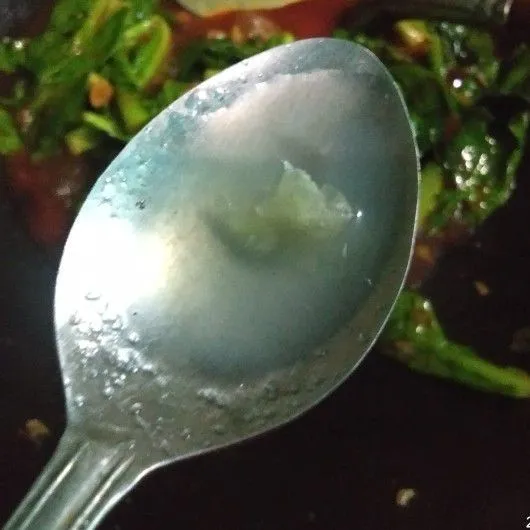 Masukkan perasan jeruk lemon, koreksi rasa. Matikan api, sajikan