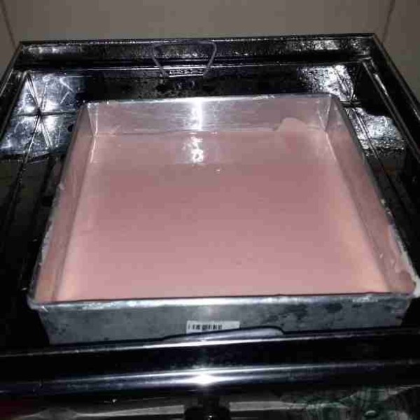 Panaskan kukusan. Setelah air mendidiih dan beruap banyak. Masukan loyang. Kukus 20 menit. Gunakan api sedang. Jika menggunakan panci kukusan alasi tutup panci dengan serbet.