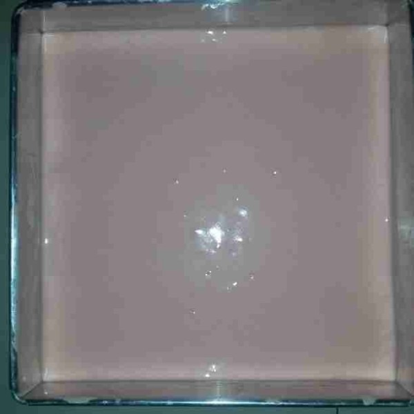 Siapkan loyang ukuran 20 cm. Alasi dengan baking paper. Tuang adonan dan ratakan. Hentakan loyang untuk membuang gelembung udara di dalam adonan.