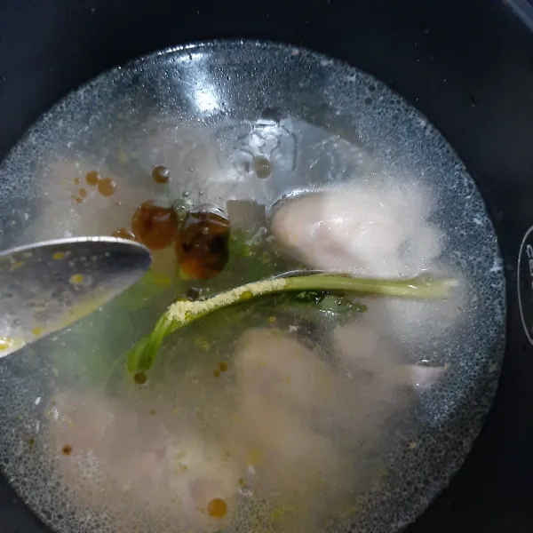 Masukkan tumisan ayam air, jahe dan bawang ke dalam rice cooker, tambahkan kaldu bubuk, daun seledri, dan minyak wijen. Masak sekitar 40 menit