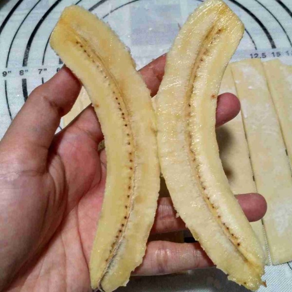 Belah pisang jadi 2 bagian.