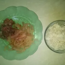 Rebus kulit sapi hingga empuk lalu iris tipis kemudian daging sapi dicincang halus. Sisihkan.