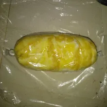 Lalu gulung plastik dan ikat pinggirnya, kukus rolade selama 15 menit.