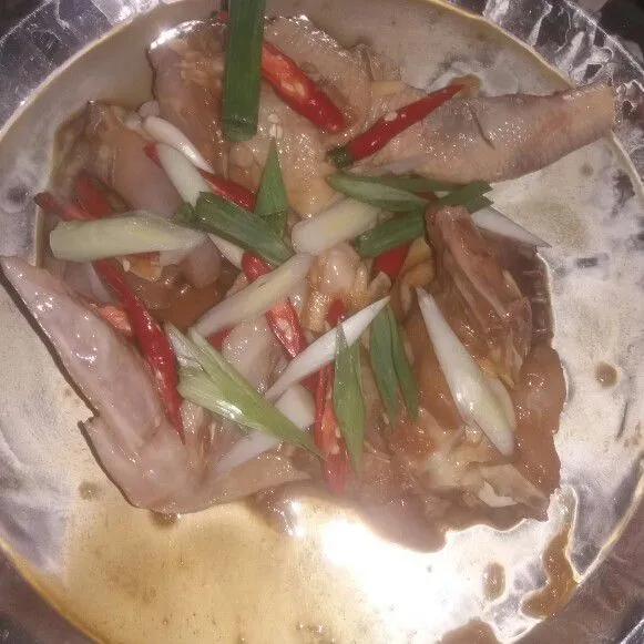 Beri rajangan daun bawang dan cabai merah.