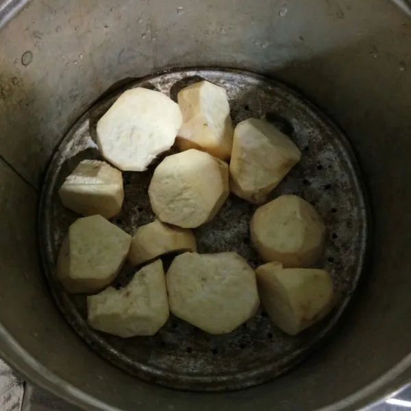 Kemudian kukus ubi selama 20 menit/hingga matang.