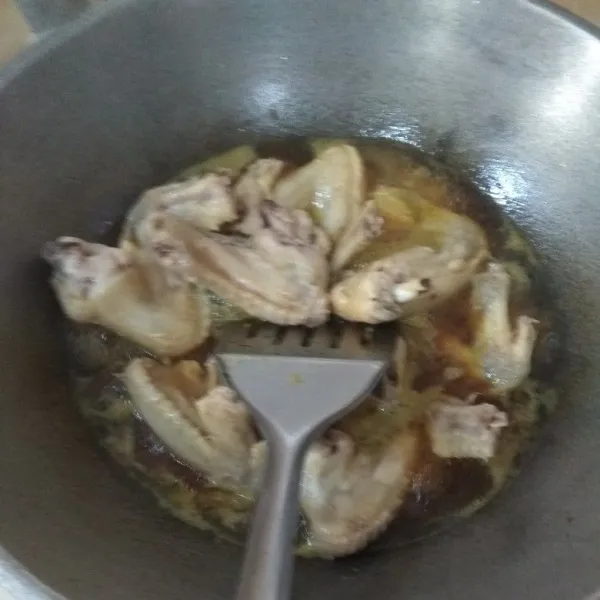 Lalu masukan sayap ayam, masak hingga mendidih dan meresap.
