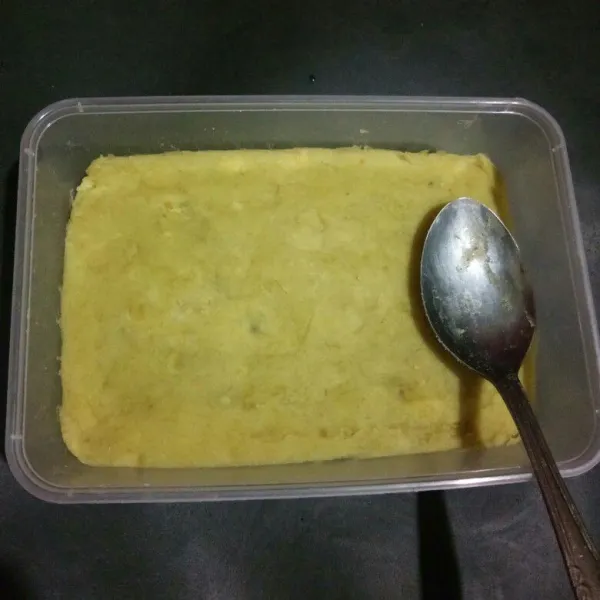 Kemudian tuang adonan gethuk ubi ke dalam cetakan/wadah dan padatkan dengan sendok. Tunggu hingga dingin.