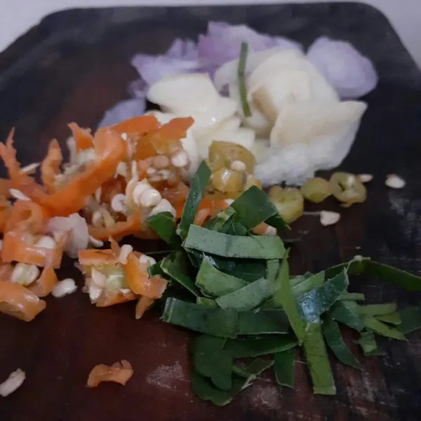 Iris semua bahan, siapkan minyak lalu tumis semua bahan dan beri garam, lada dan kaldu jamur.